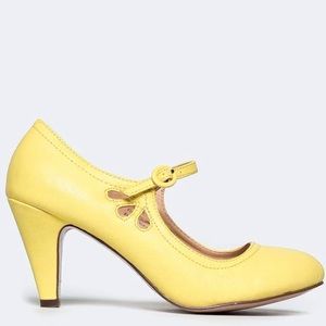yellow vintage mary jane heels!
